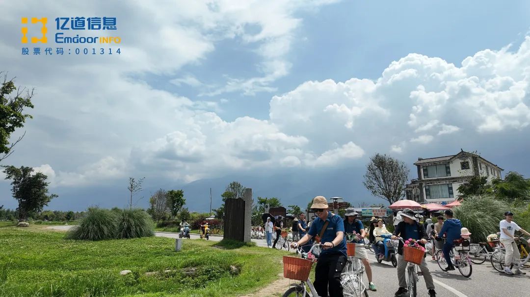 Emdoor colleagues cycling around Erhai Lake in Yunnan Emdoor colleagues cycling around Erhai Lake in Yunnan