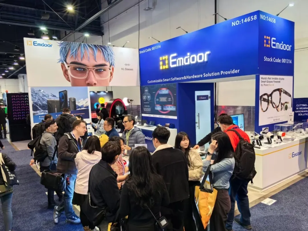 Crowd gathered to experience Emdoor smart AI eyewear Crowd gathered to experience Emdoor smart AI eyewear