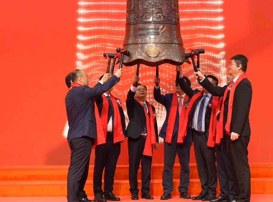 Emdoor leaders ringing the bell at opening ceremony Emdoor leaders ringing the bell at opening ceremony